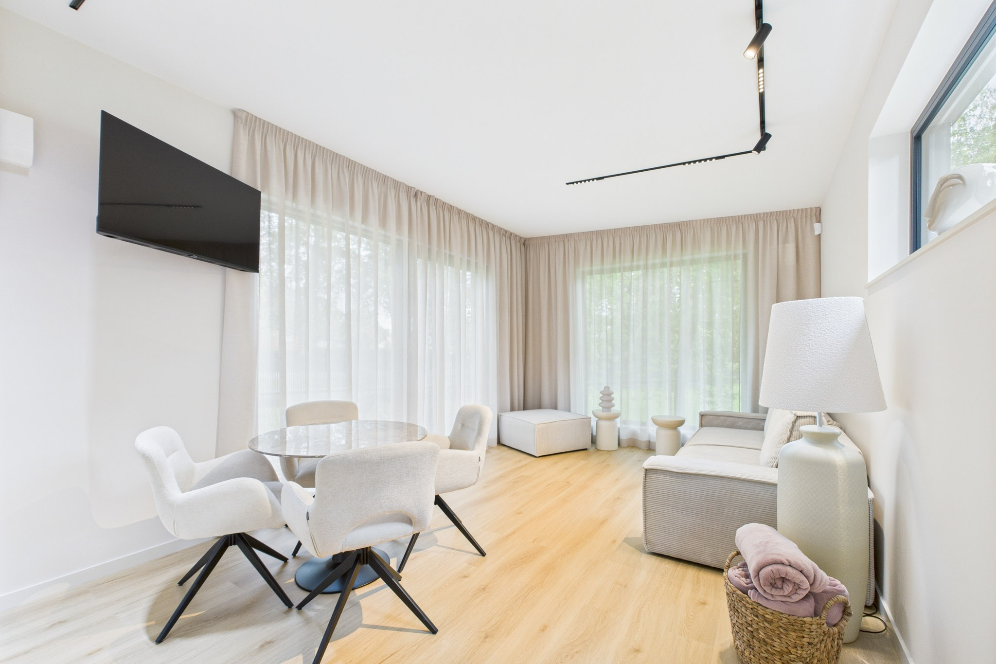 Brīvdienu dizaina māja "White"